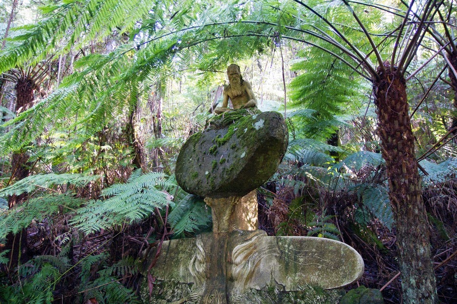 FRENTE COMUNICADORES SOCIALES DE MICHELENA: Las fantasmales estatuas