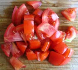 cut-the-tomato-into-cubes