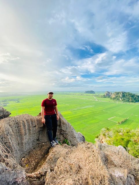 Lawa gila kan view dari atas Bukit Mok Cun nih? Macam lukisan!