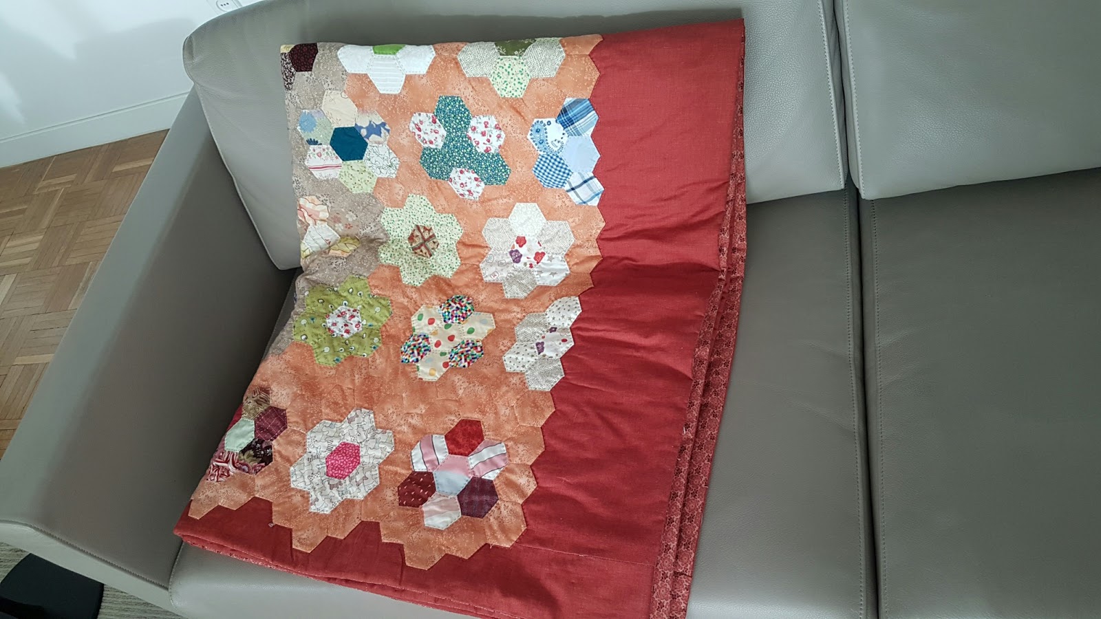 JUBILOCIOS: COLCHA DE PATCHWORK, JARDÍN DE LA ABUELA