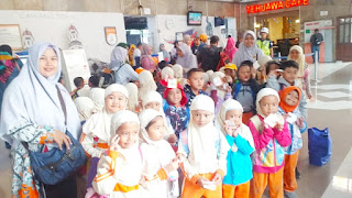 Puluhan Anak KBIT-TKIT BIna Amal Bergembira Naik Kereta Api