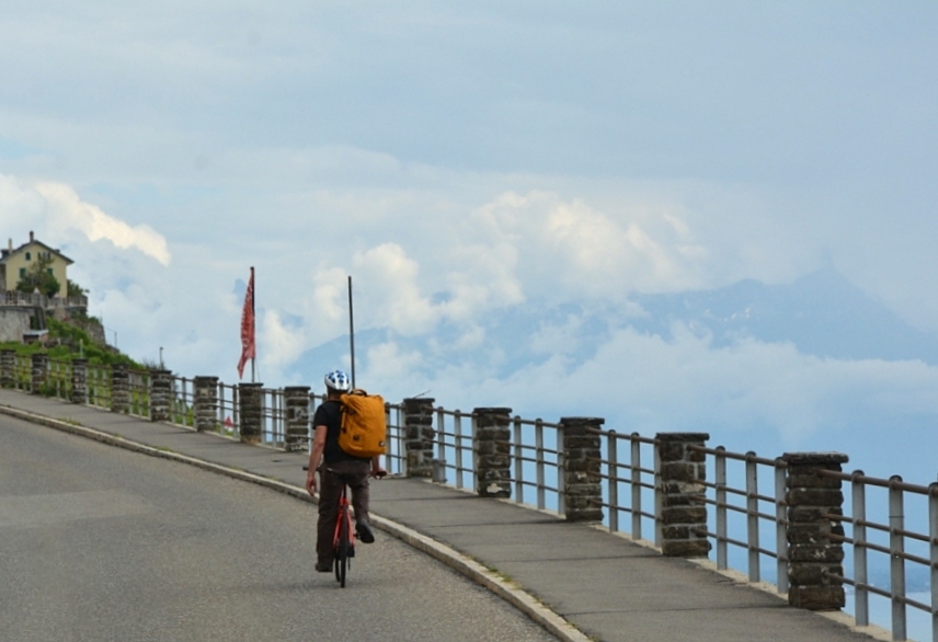 MET DE FIETS LANGS HET MEER VAN GENÈVE (2): LAUSANNE - VEVEY - DICHTBIJ \u0026  VER WEG