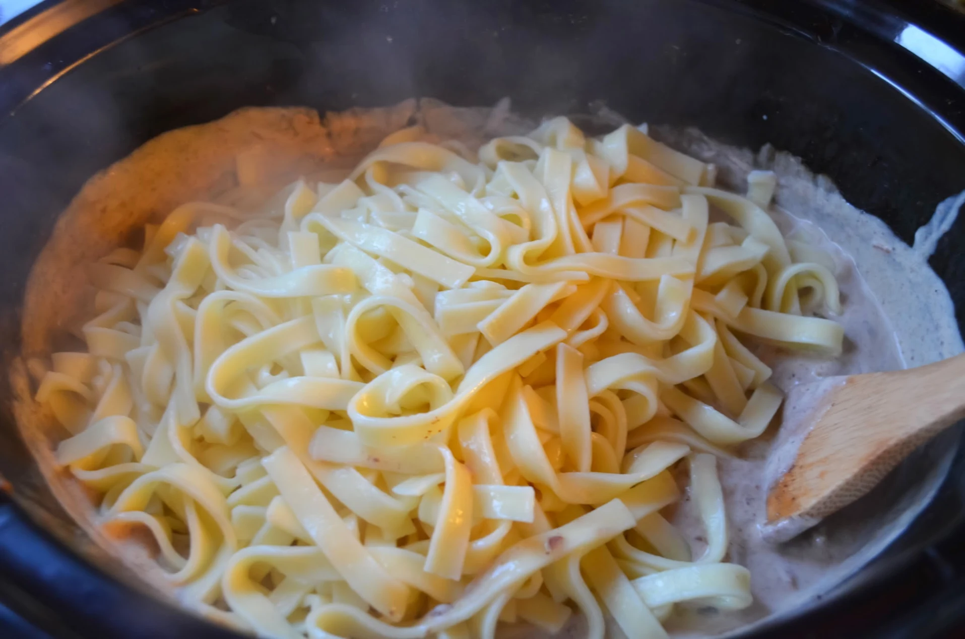 Crock-Pot-Beef-Stroganoff-noodles.jpg