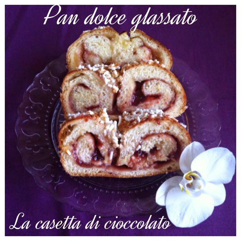 pandolce glassato con marmellata di fragole