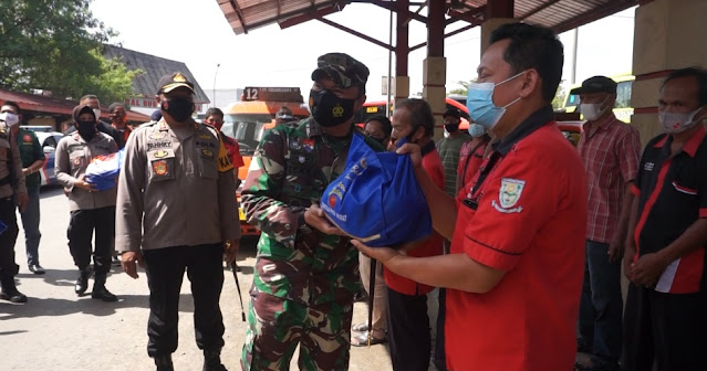Sinergisitas TNI Dan Polri Purbalingga Kembali Salurkan Bantuan Sosial Sinergisitas TNI Dan Polri Purbalingga Kembali Salurkan Bantuan Sosial