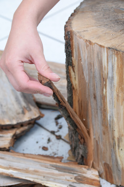 Una mesita auxiliar con una tronco de madera