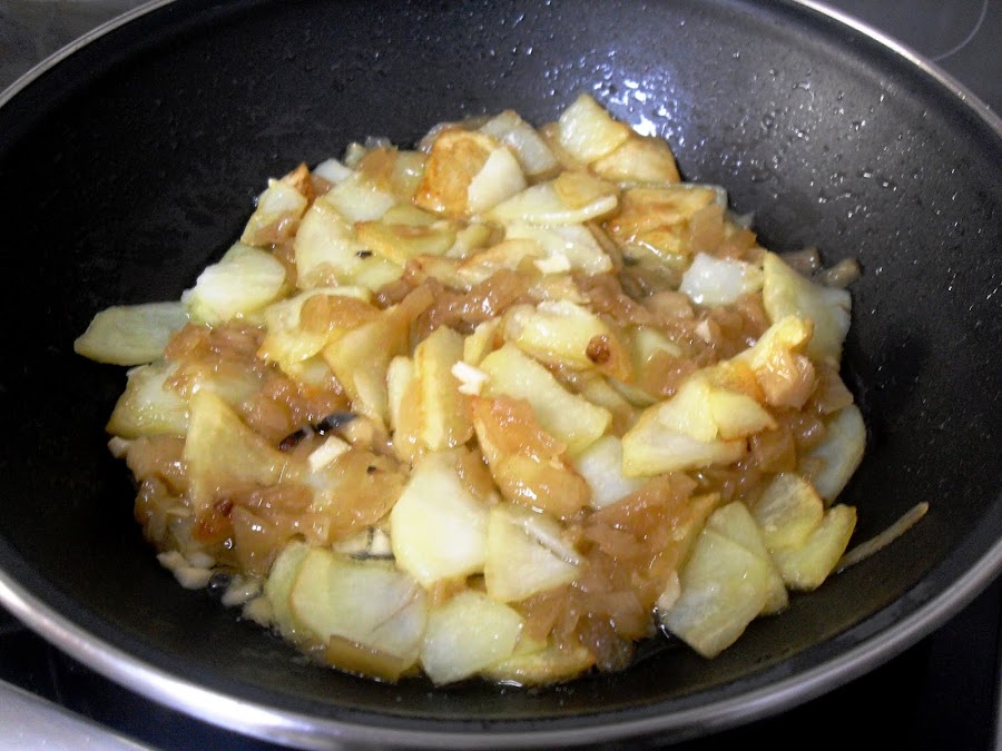 Sofrito de patatas, cebolla y ajo
