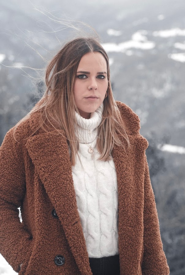 Outfit en la nieve con abrigo de borreguillo