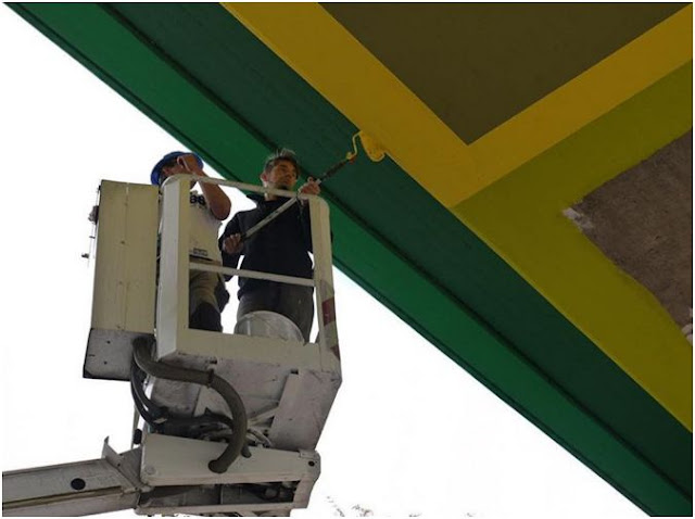Artista de rua pinta uma ponte na Alemanha para se parecer com tijolos LEGO