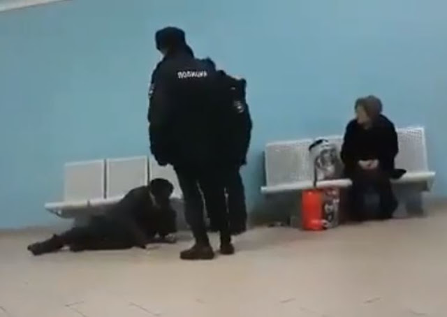 На вокзале Альшеевского района полицейские скинули пенсионера со скамьи На вокзале Альшеевского района полицейские скинули пенсионера со скамьи