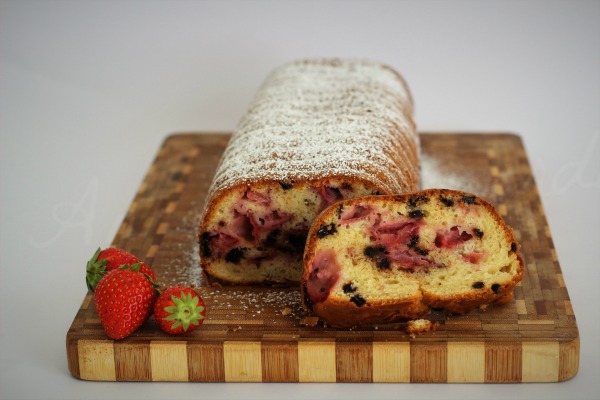 plumcake allo yogurt con fragole e gocce di cioccolato...e panna