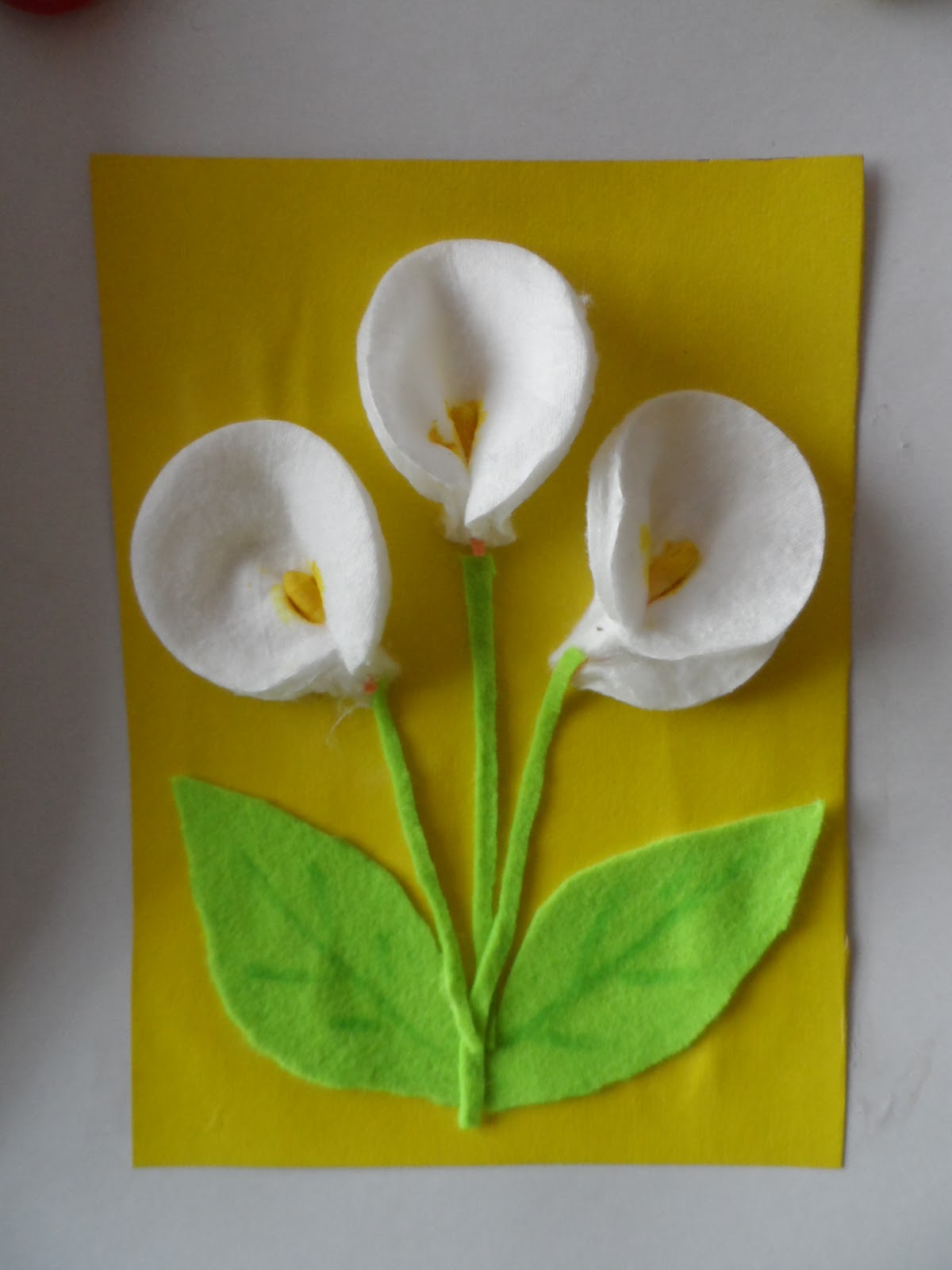 цветы из ватных дисков для детей. открытка из ватных дисков. поделки из ватных дисков. открытка из ватных дисков. подделка из вптных дисков.