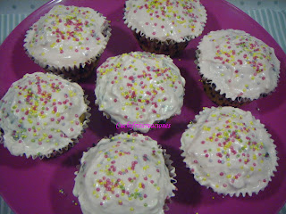 Cupcakes de vainilla con cobertura de queso