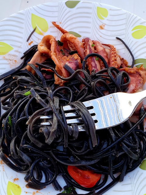 Encornets sautés&Spaghettis à l'encre de seiche noire ;Encornets sautés&Spaghettis à l'encre de seiche noire 
