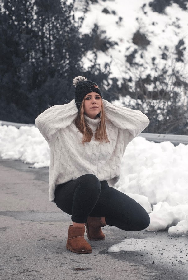 Outfit en la nieve con abrigo de borreguillo