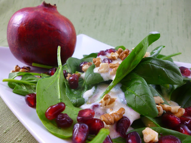 Grünfutter: Spinatsalat mit Granatapfelkernen und Knoblauchsauce