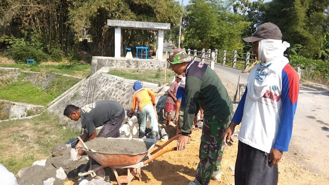 Menjelang Musim Hujan Babinsa Dan Warga Gotong Royong Membuat Talud