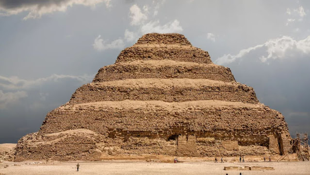Mısır piramitleri, arkeolojik bir harikadır. Bu piramitleri inşa etmek şüphesiz devasa bir görevdi, peki onu inşa eden kişiler kimlerdi?