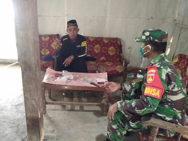 Komsos Dengan Warga, Babinsa Suwatu  Ajak Warga Tingkatkan Keamanan Lingkungan