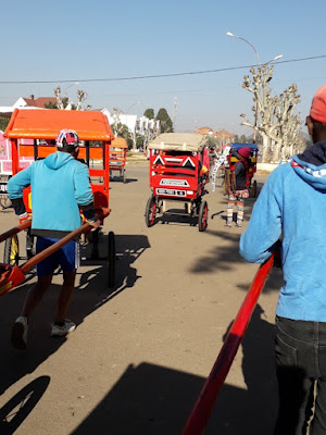 paseo-pousse-pousse-por-las-calles-de-antsirabe-ciudad-colonial-francesa-madagacar
