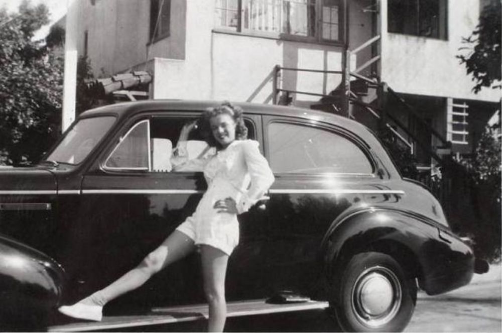 Woman With Marilyn Monroe Bag Walking Past Vintage Cuban Cars