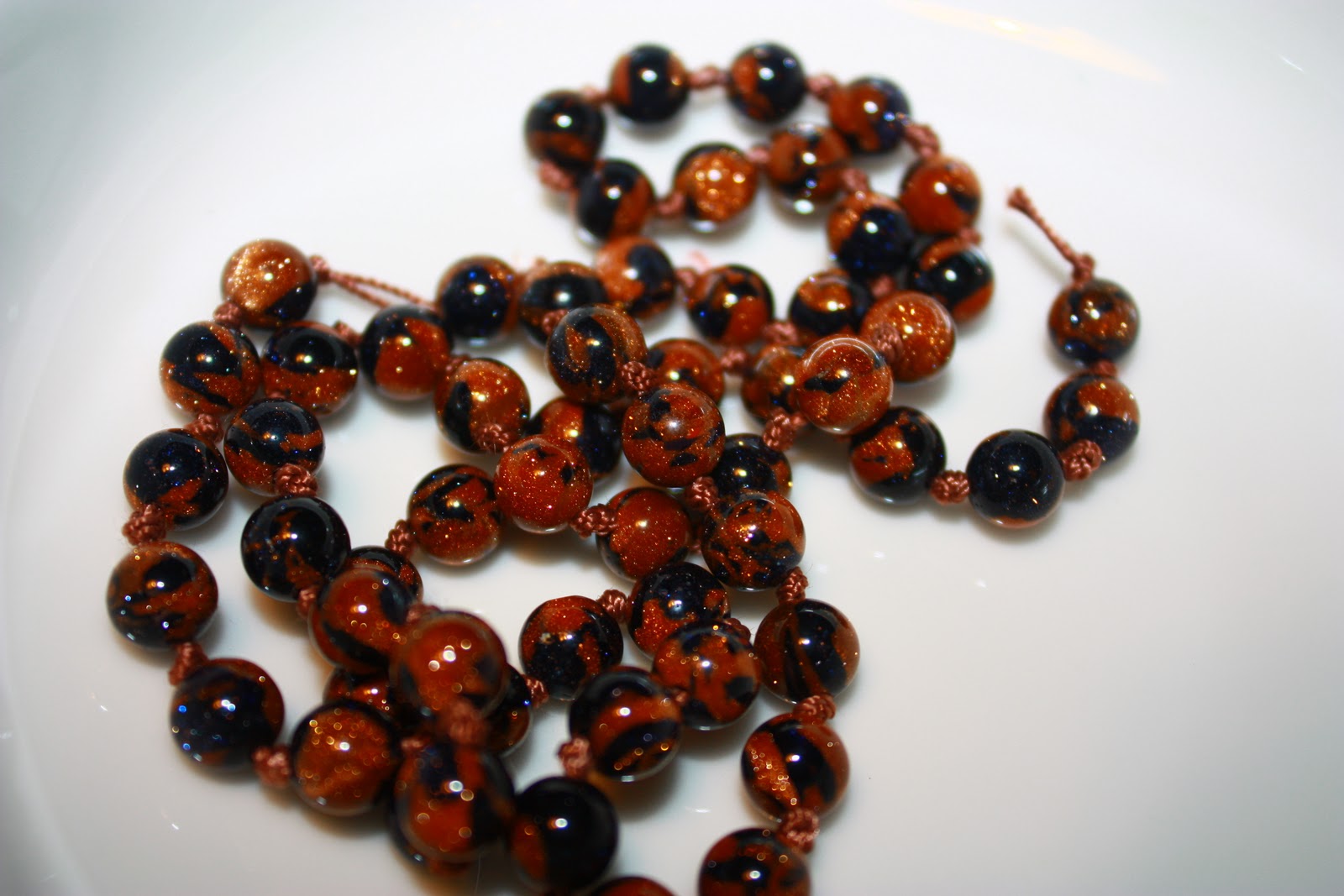 свойства авантюрина для женщин. авантюрин зеленый. астралит камень. гранат и авантюрин. коричневый авантюрин камень.