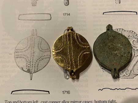 Das Bild zeigt 3 kleine Spiegel, links aus dem Buch Dress Accessories, ein Original im Museum of London, rechts ein auf die Seite des Buchs gelegtes Original aus einer Privatsammlung, in der Mitte eine Replik in Bronze