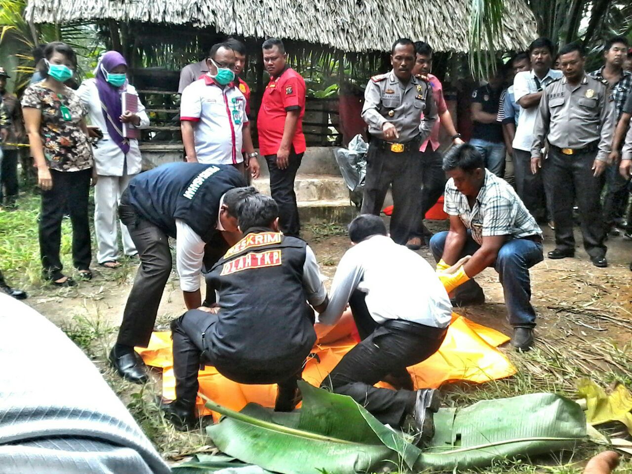 Polisi saat melakukan identifikasi terhadap penemuan mayat di ladang warga Desa Pulau Rakyat Tua, Kabupaten Asahan. Polisi saat melakukan identifikasi terhadap penemuan mayat di ladang warga Desa Pulau Rakyat Tua, Kabupaten Asahan.