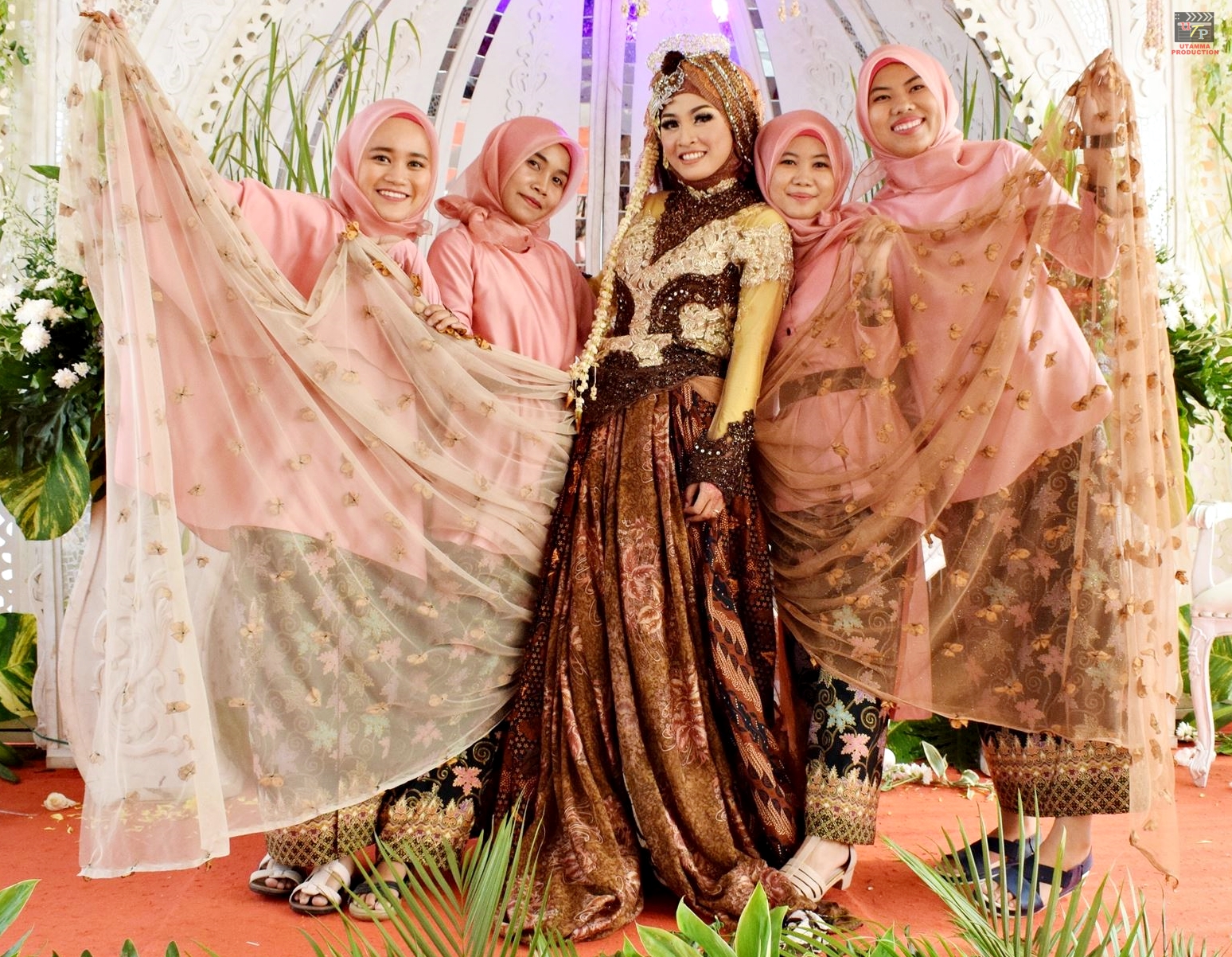 pakaian pengantin unik