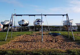 3 Spielplätze im Norden von Kiel mit Blick aufs Meer. In Schleswig-Holstein kann man mit Blick auf die Ostsee schaukeln.