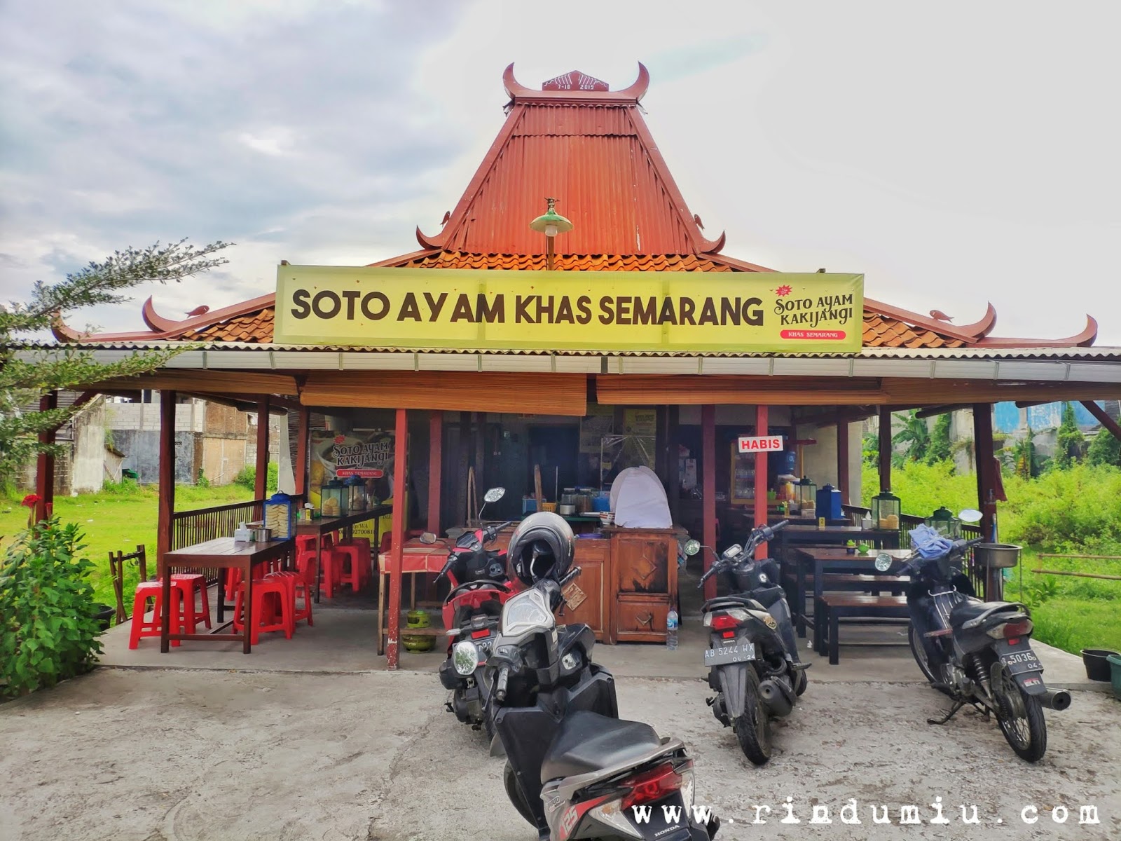 The look of Soto Ayam Kakijangi restaurant with joglo architecture in Jogja