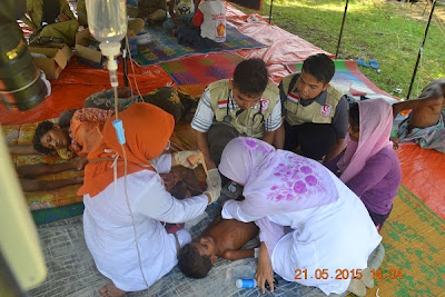 Seorang balita Rohingya sedang mendapatkan pertolongan oleh tim medis yang berada di posko pengungsian. Derita Balita Rohingya
