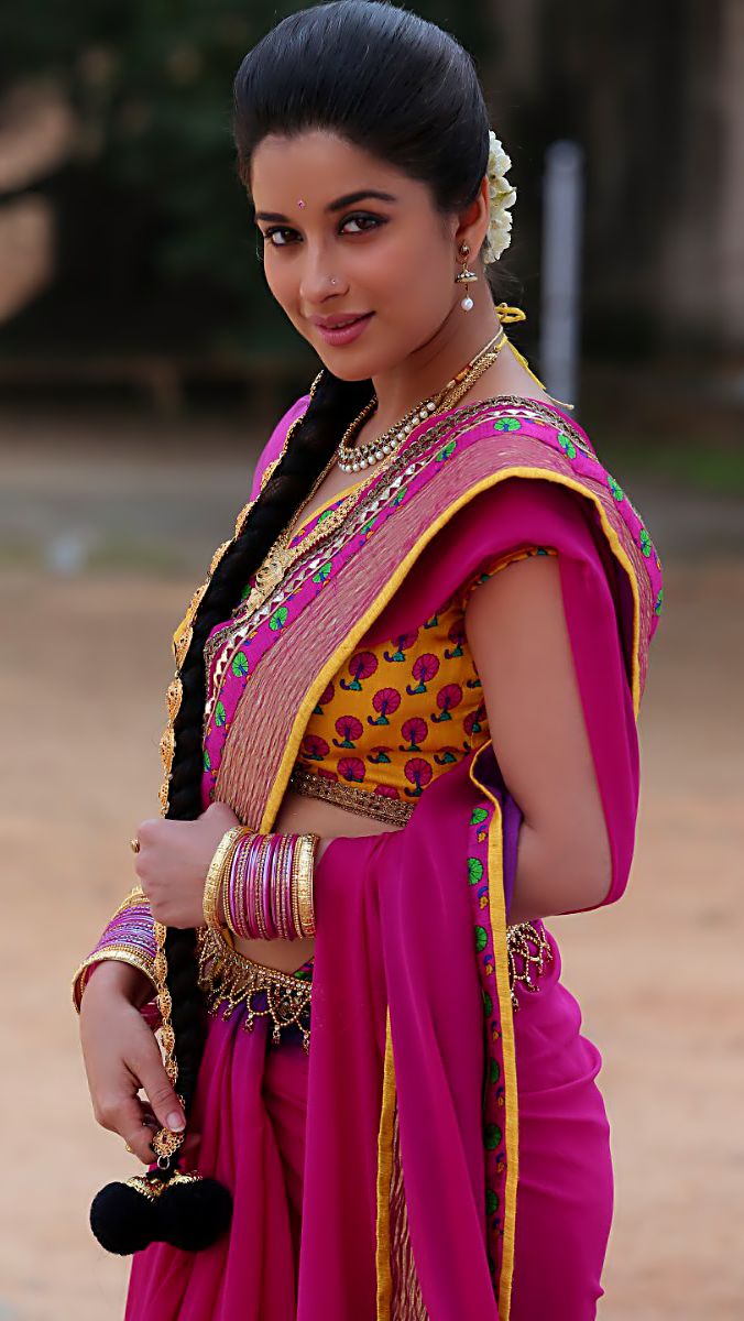 Look Madhurima Banerjee in Traditional Saree