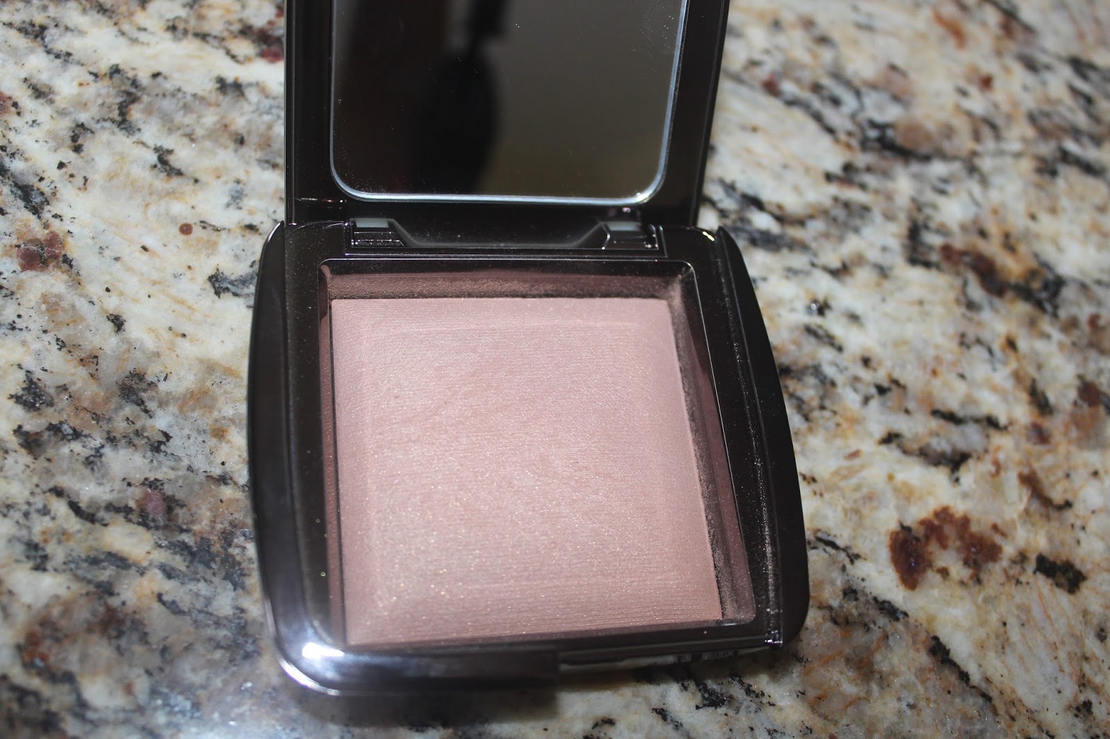 REVIEW Hourglass Ambient Lighting Powder in Radiant Light