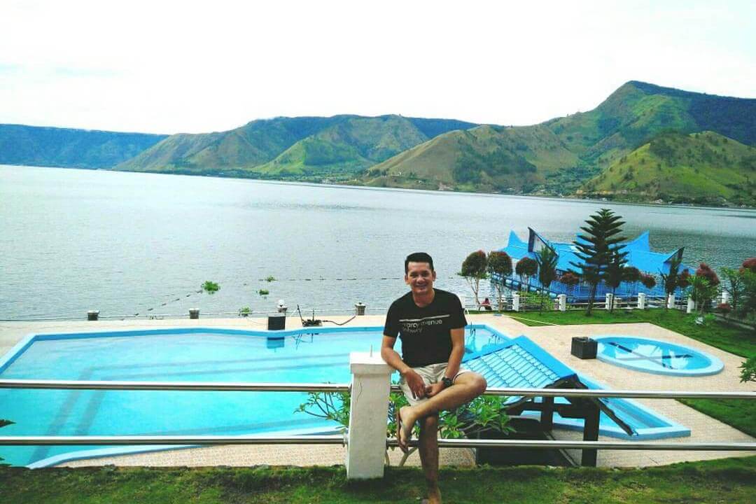 Kolam Renang Danau Toba di Villa Armina Tongging