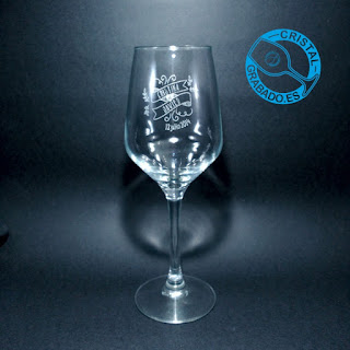 Copa de vino grabada con diseño de Boda