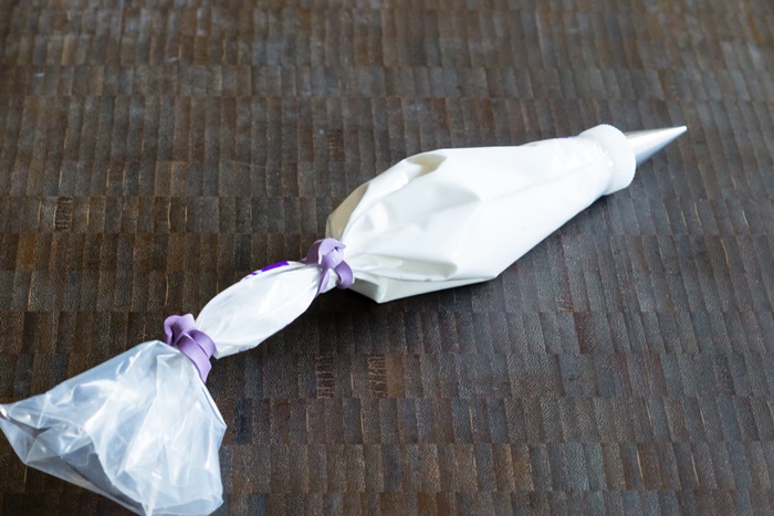 how to fill a piping bag for decorating cookies