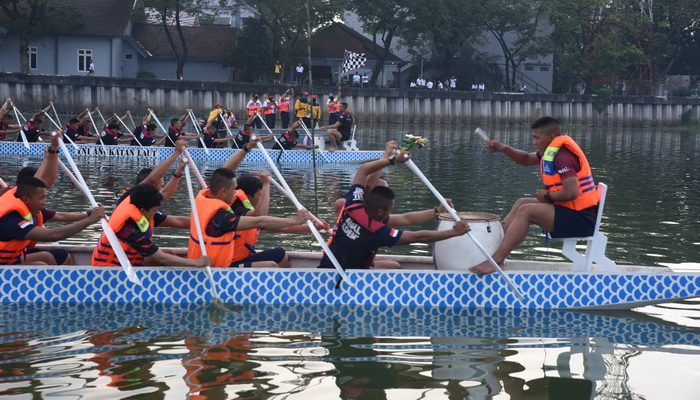 Jaga Stamina Taruna AAL Melalui Lomba Dayung Perahu Naga