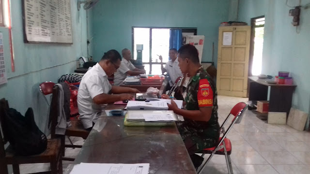 Babinsa melaksanakan pengecekan data penduduk