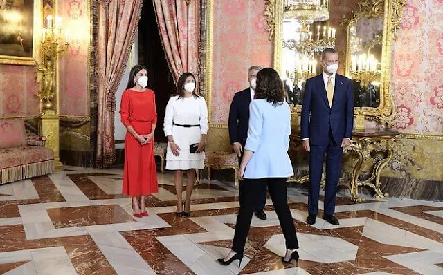 Queen Letizia wore a draped silk dress by Massimo Dutti. Carolina Herrera pumps and Aldo Jewelry earrings. María Juliana Ruiz