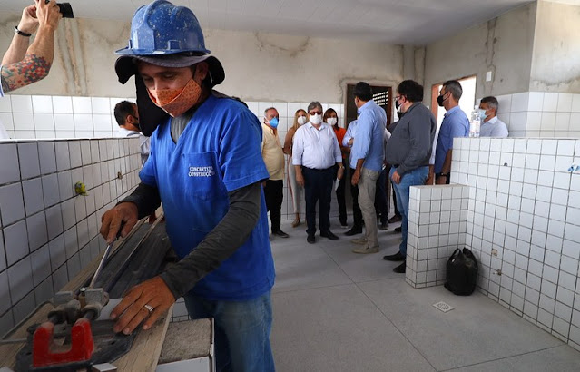 João Azevêdo inspeciona reformas, entrega obras da educação e acompanha programa Prato Cheio em Campina Grande João Azevêdo inspeciona reformas, entrega obras da educação e acompanha programa Prato Cheio em Campina Grande