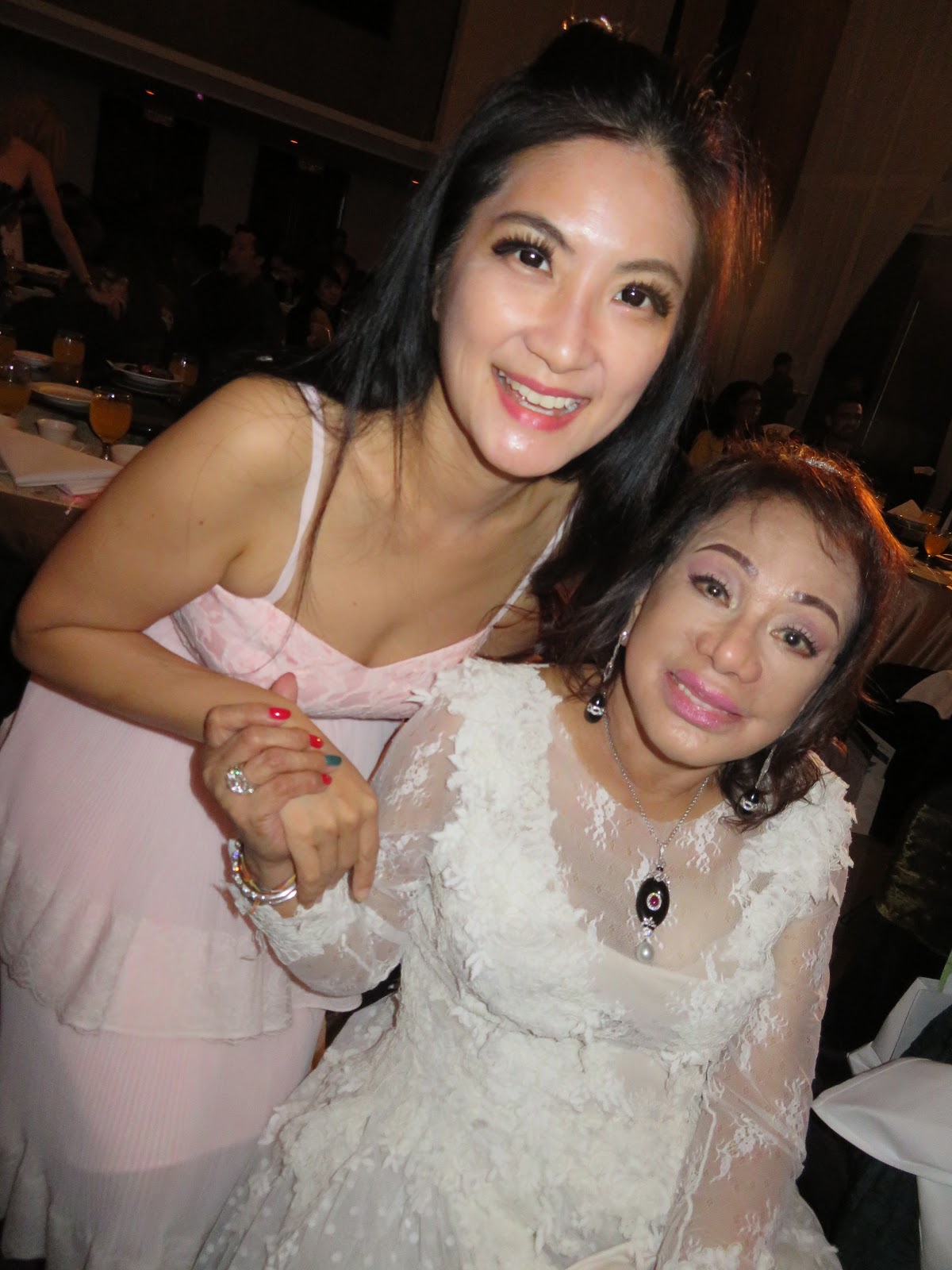 Kee Hua Chee Live! DR JANSON ANG, FOUNDER OF THE GIVING BANK, AWARDED TROPHIES TO CHARITABLE