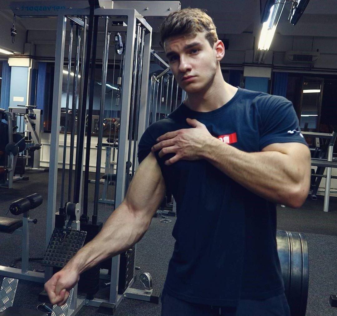 young-cute-college-jock-strong-arms-gym-show-off-ian-petrovic