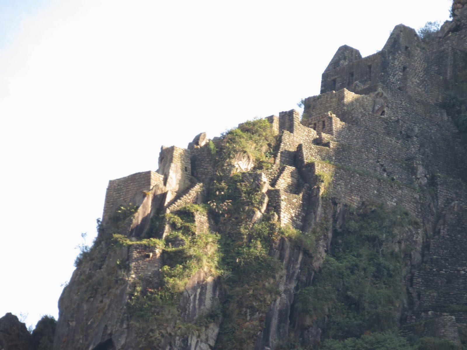 Ruínas na beirada da montanha.