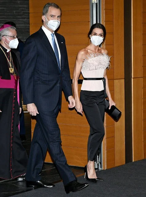 Queen Letizia wore a strapless neckline top, and straight trousers from The 2nd Skin Co