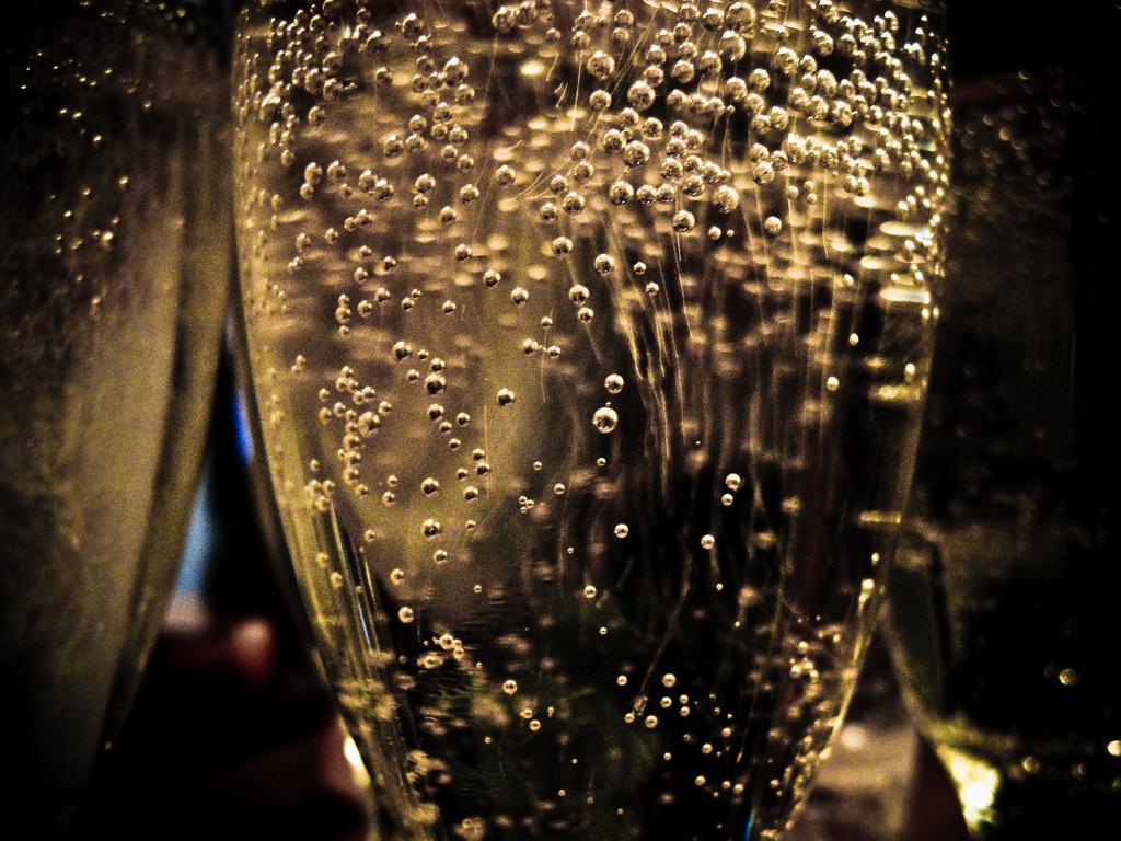 Бокал пузырьками. Пузырьки шампанского. Пузырьки шампанского в бокале. Бокалы для шампанского. Волшебные пузырьки шампанское.