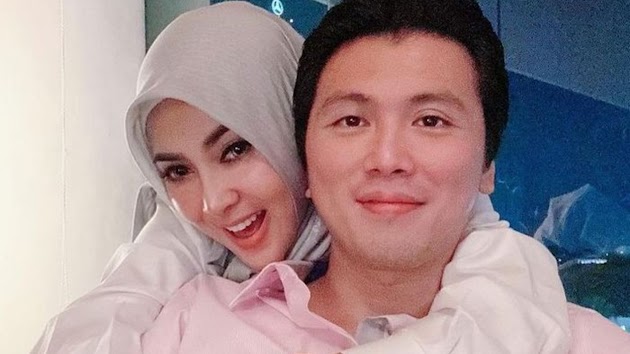 Makin Hari Makin Berani, Tangan Reino Barack Kepergok Berkelana Elus Lembut Punggung Tangan Syahrini saat Sedang Berfoto Bersama, Langsung Banjir Komentar ini!