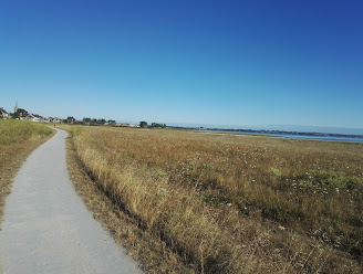 La piste longe la baie du Mont-Saint-Michel