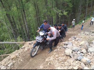Polres Gayo Lues Bantu Warga Lintasi Longsor Jalan Gayo Lues - Aceh Timur Mei 14, 2021