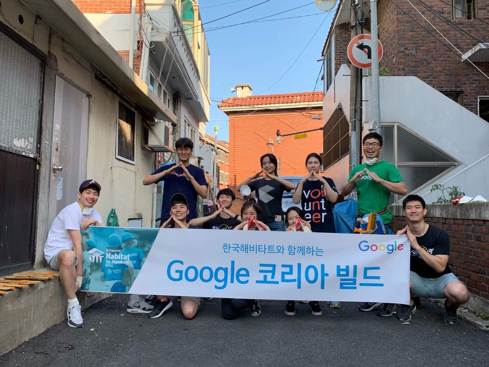 Google의 연례 자원 봉사 행사를 통해 자원 봉사하는 Google 직원.